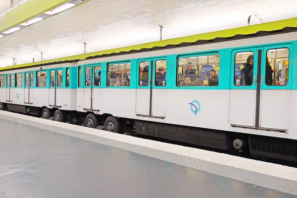 Metro tåg i paris — Stockfoto