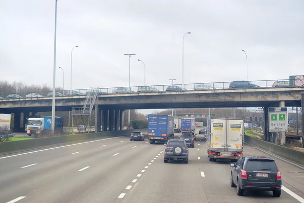 Verkeer op een snelweg in België — Stockfoto