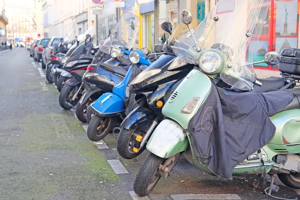 Estacionamiento de motocicletas en una calle en el centro de París —  Fotos de Stock