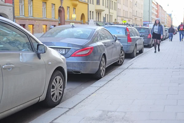 Mobil di tempat parkir di Stockholm — Stok Foto