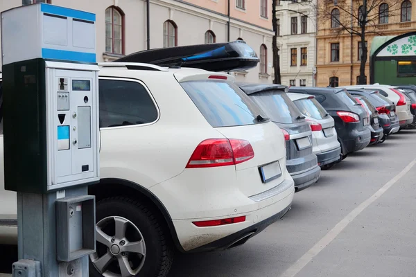 Bilar på en parkering — Stockfoto