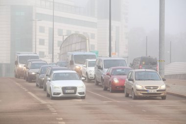 Helsinki bir sokakta sis