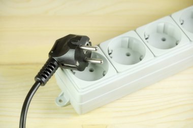 Ahşap arka plan kutubun elektrik uzantısı