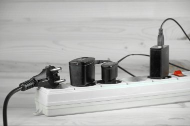 Ahşap arka plan kutubun elektrik uzantısı