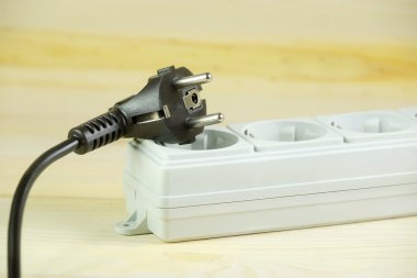 Ahşap arka plan kutubun elektrik uzantısı