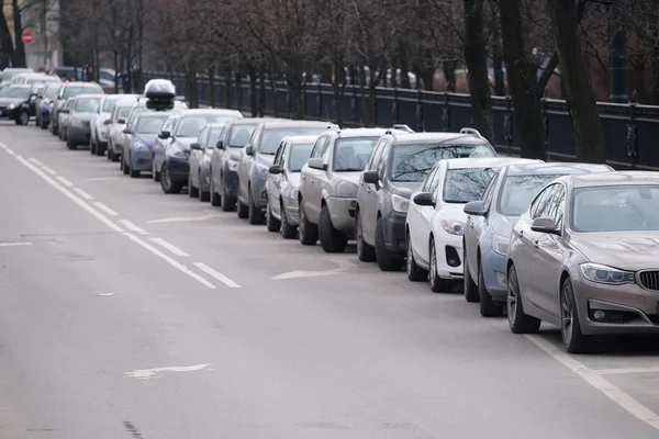 Voitures sur un parking à Saint Pétersbourg — Photo