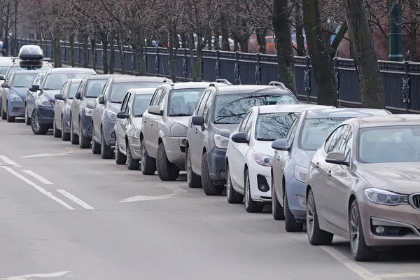 Carros em um estacionamento em São Petersburgo — Fotografia de Stock