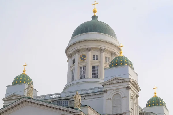 Церковь Святого Николая и памятник Александру II на Сенатской площади в Хельсинки — стоковое фото