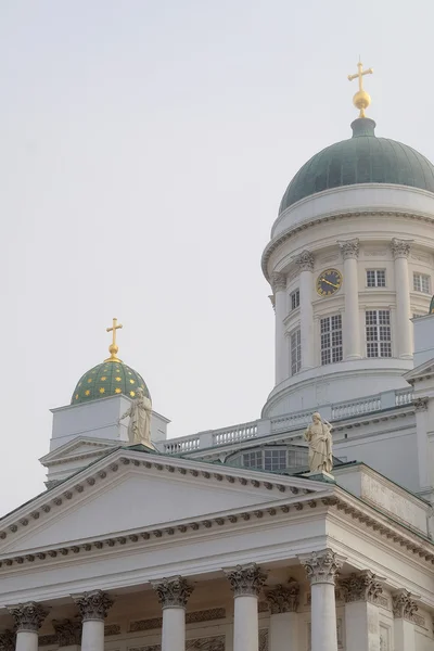Церковь Святого Николая и памятник Александру II на Сенатской площади в Хельсинки — стоковое фото