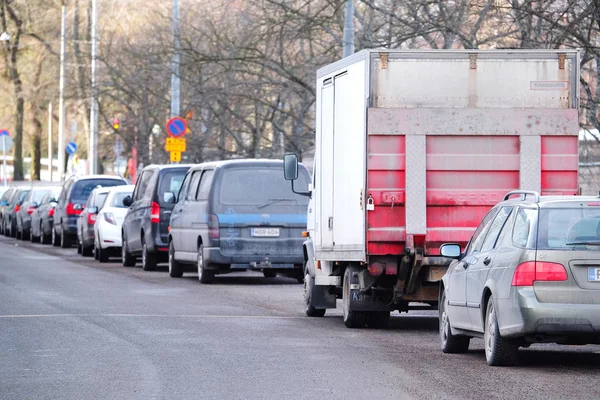 Parkende Autos in Helsinki — Stockfoto