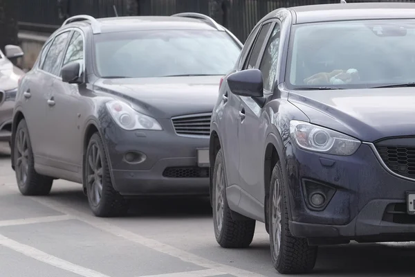 Coches en un aparcamiento en San Petersburgo — Foto de Stock