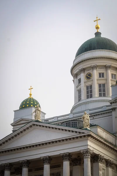 Igreja de São Nicolau e um monumento de Alexandre II na área senatorial em Helsinque — Fotografia de Stock