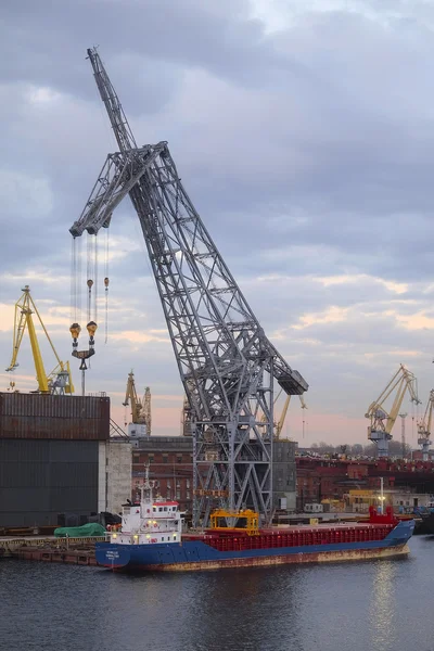 Puerto de carga en San Petersburgo —  Fotos de Stock