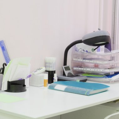 Tablo içinde bir doktor ofisi