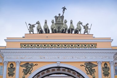 Palace Meydanı ' St. Petersburg kemer bir çatıda heykel grubu