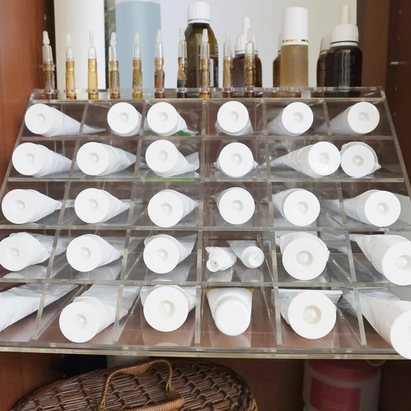 Várias natas cosméticas no salão de beleza — Fotografia de Stock