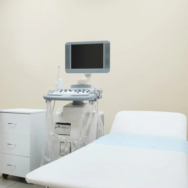Salle médicale avec équipement de diagnostic à ultrasons — Photo