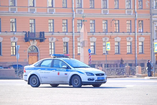 Полицейский автомобиль в центре Санкт-Петербурга — стоковое фото
