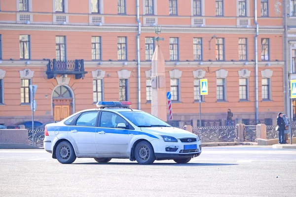 Полицейский автомобиль в центре Санкт-Петербурга — стоковое фото