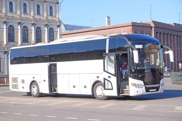 Autobús en el aparcamiento en San Petersburgo — Foto de Stock