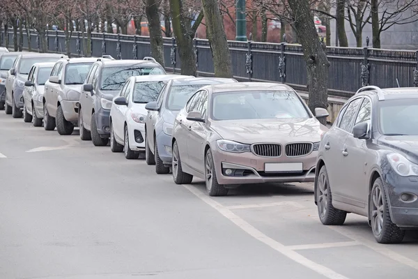 Samochody na parkingu w Sankt Petersburgu — Zdjęcie stockowe