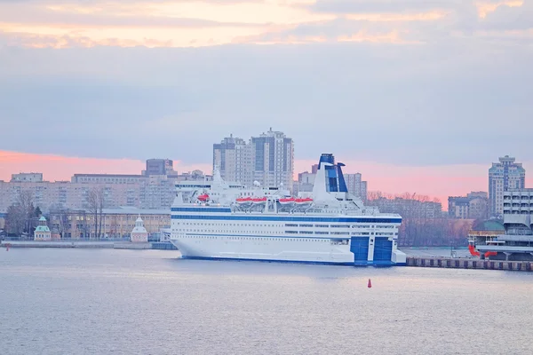 Bateau de croisière dans le port de Saint-Pétersbourg — Photo