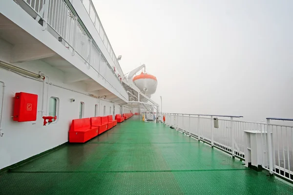 Cubierta de un crucero en una niebla —  Fotos de Stock