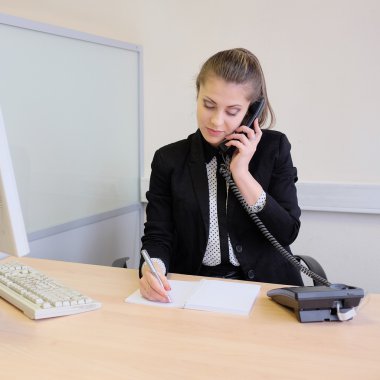 Bir ofiste Sekreter kız