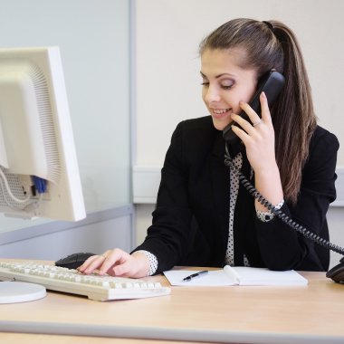 Bir ofiste Sekreter kız