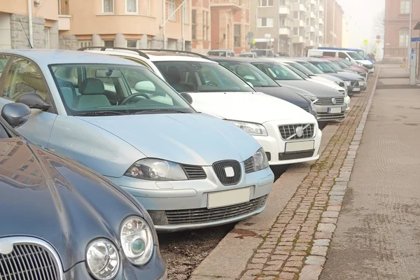 Parkende Autos in Helsinki — Stockfoto