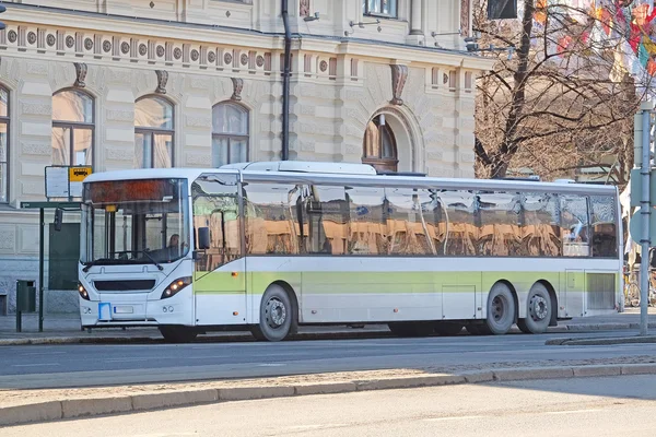 Автобус на автобусній зупинці в Гельсінкі — стокове фото