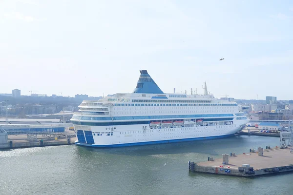 Bateau de croisière dans le port de Tallin — Photo