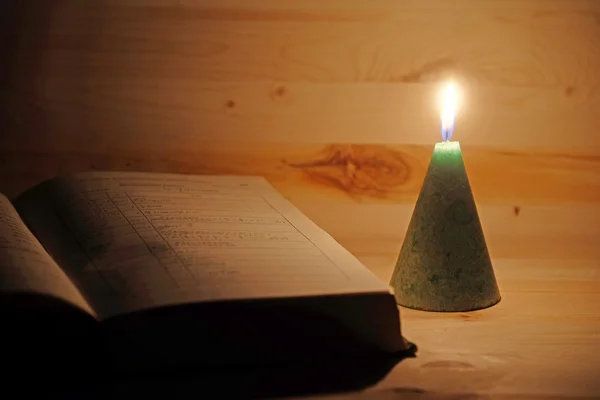 Kerze und ein Buch — Stockfoto