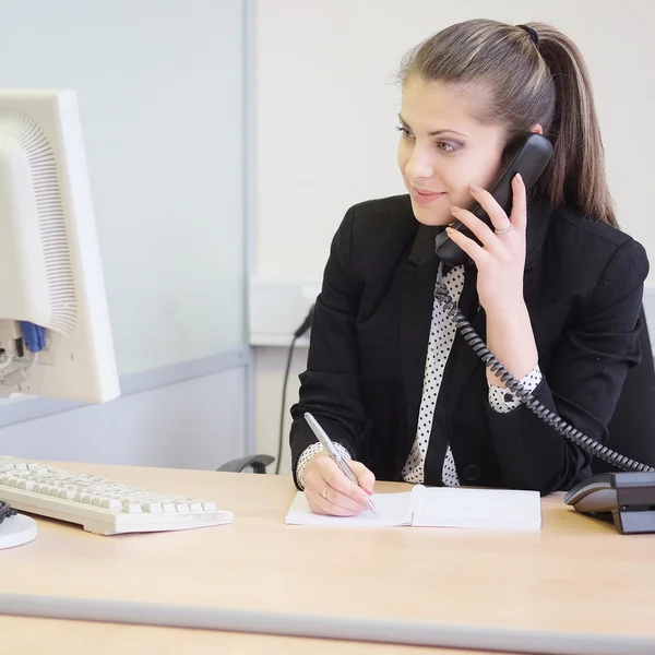 Secrétaire fille dans un bureau — Photo