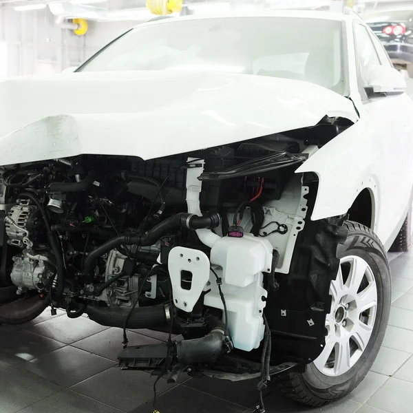 Krossade bil från en återförsäljare reparation station — Stockfoto