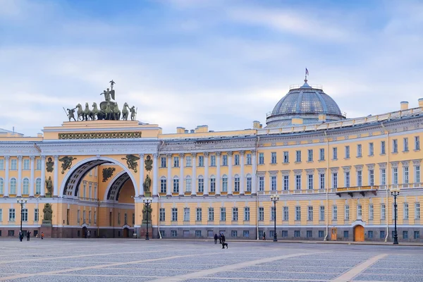 Arch in een Palace Square in Sint-Petersburg — Stockfoto