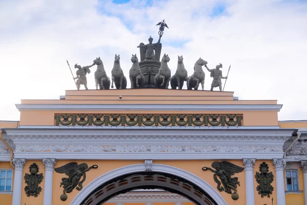 Grupo escultural em um telhado de arco na Praça do Palácio em São Petersburgo — Fotografia de Stock