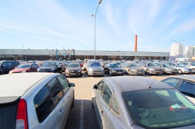 Moskova'da bir otopark görüntüsünü