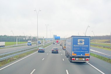 Belçika'daki bir karayolu üzerinde Rating