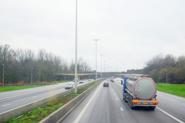 Belçika'daki bir karayolu üzerinde Rating