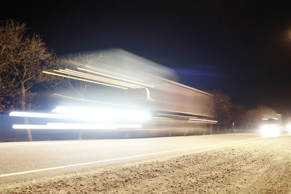 在夜的高速公路上卡车 — 图库照片