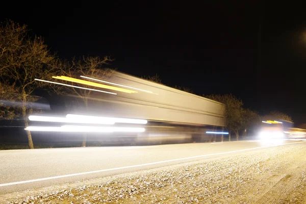 在夜的高速公路上卡车 — 图库照片