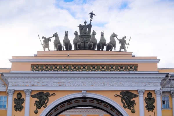 Palace Meydanı ' St. Petersburg kemer bir çatıda heykel grubu — Stok fotoğraf