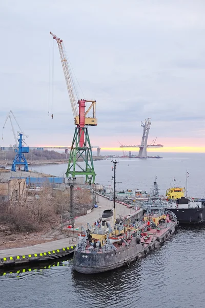 Puerto de carga en San Petersburgo —  Fotos de Stock