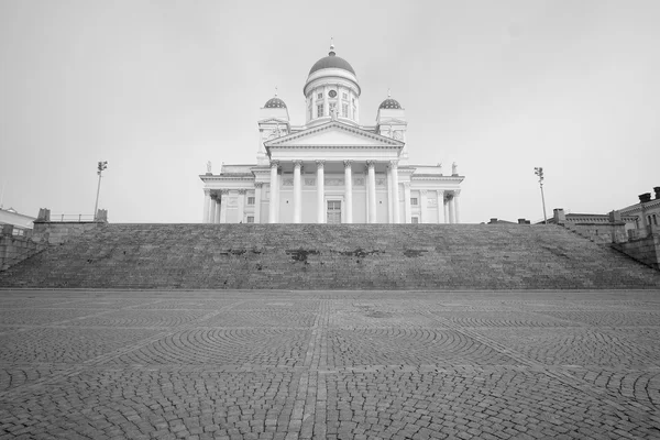 St. Nicolaas kerk en een monument van Alexander Ii betreffende de senatoriale ruimte in Helsinki — Stockfoto