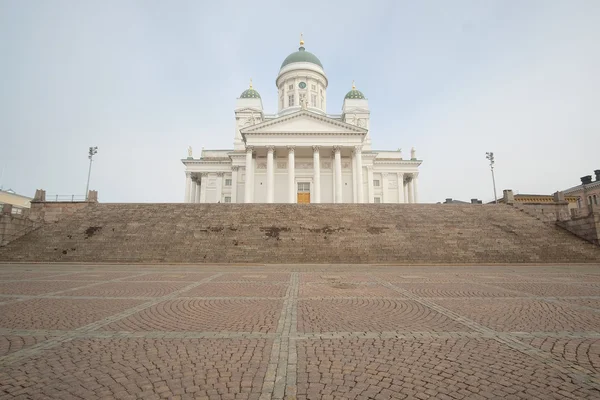 Iglesia de San Nicolás y un monumento de Alejandro II en el área senatorial de Helsinki — Foto de Stock