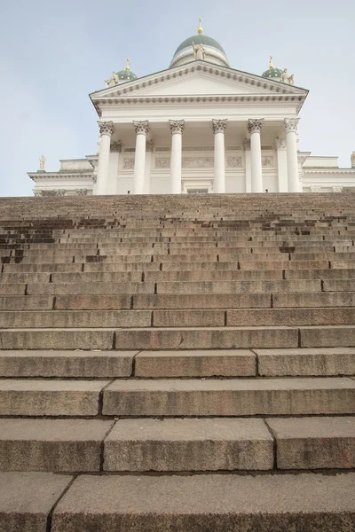 Iglesia de San Nicolás y un monumento de Alejandro II en el área senatorial de Helsinki — Foto de Stock