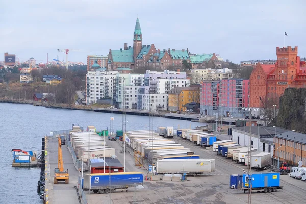 Camions sur un parking dans le port de Stockholm — Photo