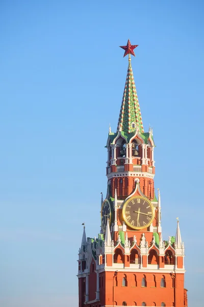 Suonando orologi su una torre Spasskaya a Mosca Cremlino — Foto Stock