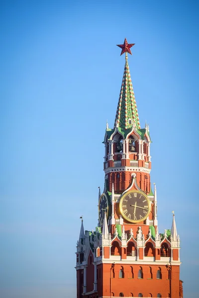 Harangozó órák a Spasskaya torony a Kreml (Moszkva) — Stock Fotó